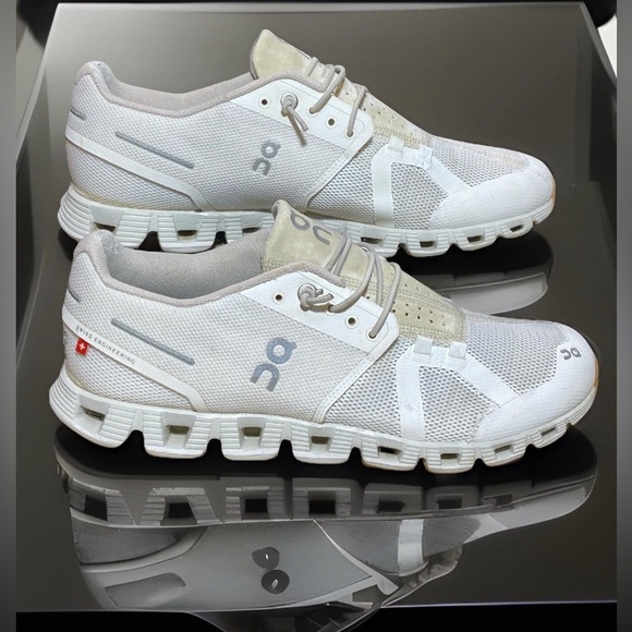 🌫️US 9- On Cloud 5 Women's “Triple White" Athleisure/ Training Sneakers 59.98376 - Picture 5 of 14